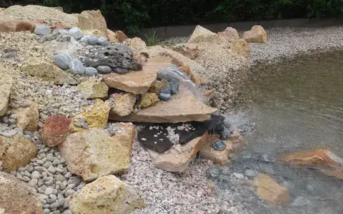 Homokkő csobogó kerti tóval