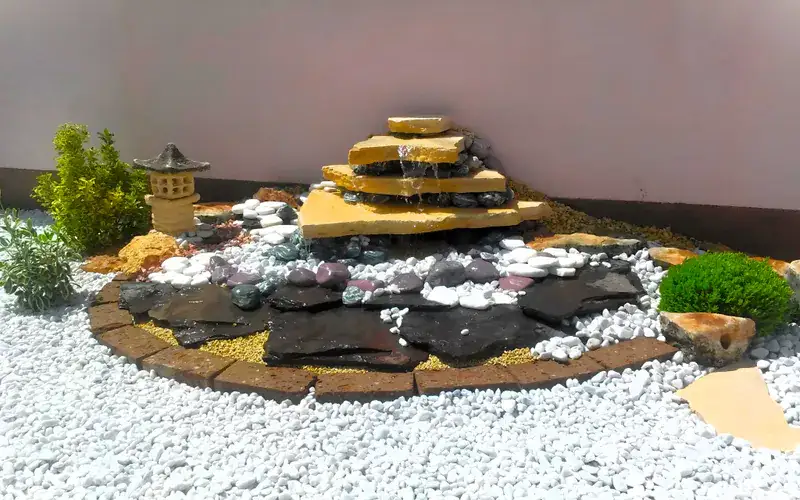 Laposköves kerti csobogó japán kőlámpással